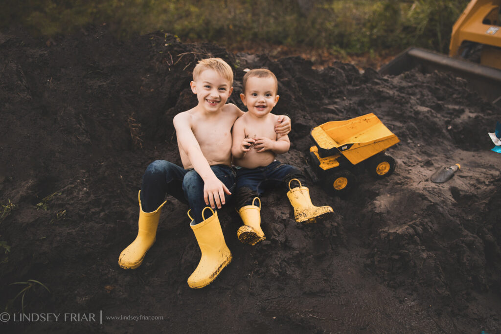 Tractor Mini Sessions for boys and girls - Gulf Breeze, FL Photographer 030 Lindsey Friar Photography 2021 1024x683