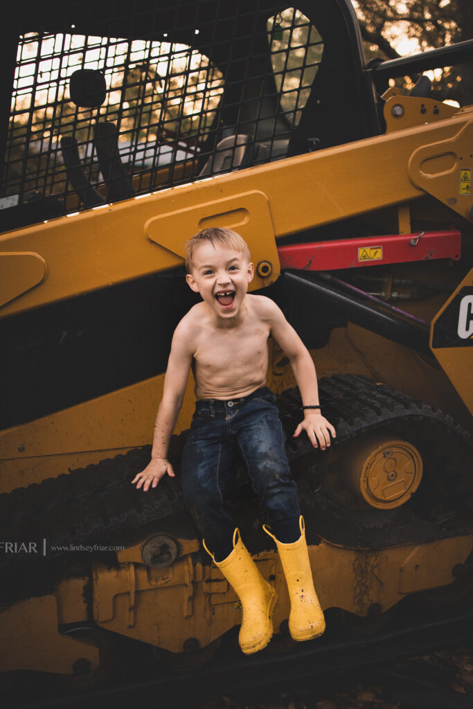 Tractor Mini Sessions for boys and girls - Gulf Breeze, FL Photographer 065 Lindsey Friar Photography 2021 683x1024