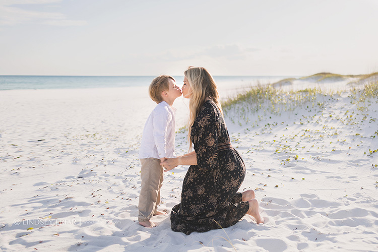Pensacola Beach Family Mini Photo Sessions by Lindsey Friar Photography 021 Lindsey Friar Photgraphy 2023