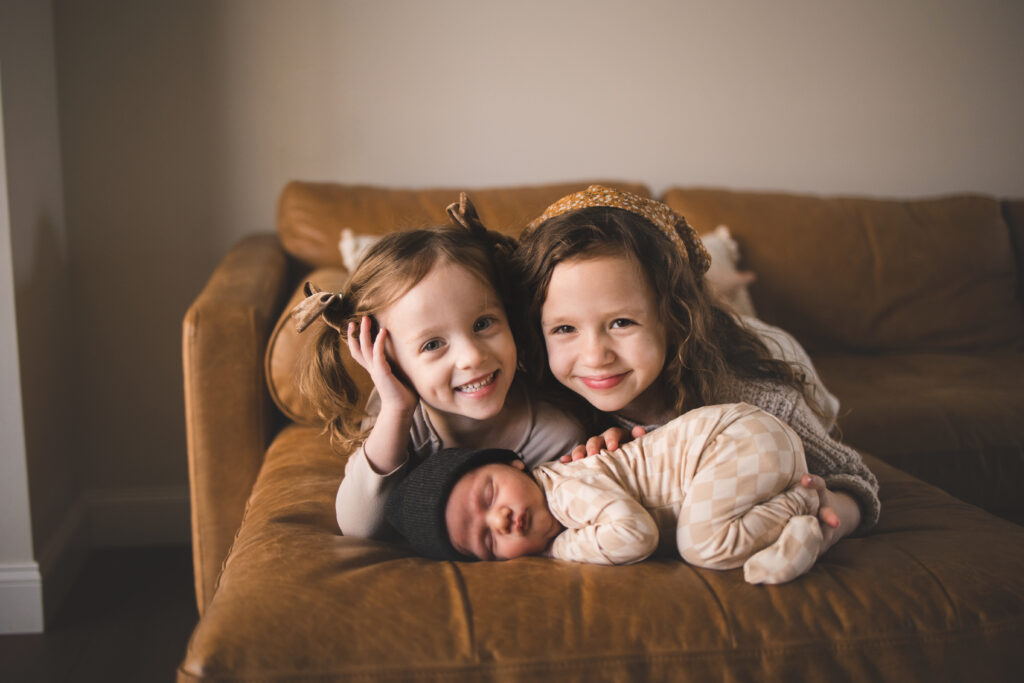 004 © lindsey friar photgraphy 2024 2 girls posing with their newborn brother
